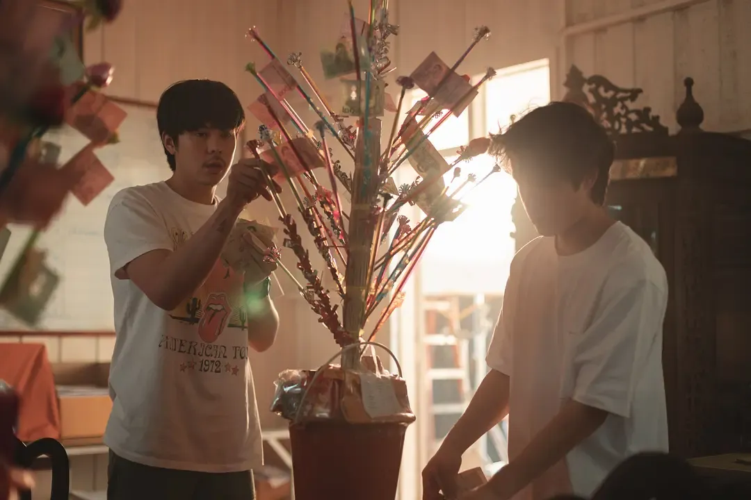 真的是沒有 Netflix 不敢觸碰的領域，《絕廟騙局》直麵揭露佛教神聖背後的黑暗與慾望