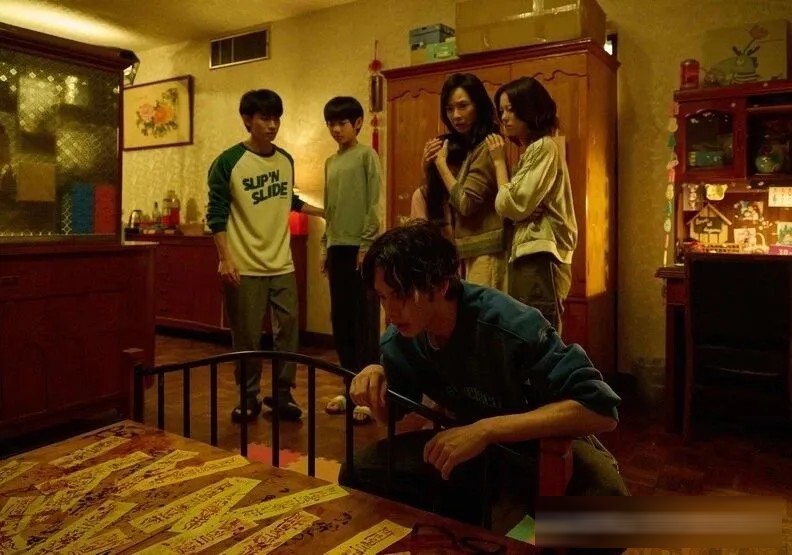 台湾恐怖片《祭弑》:父亲拿孩子的运势换横财,庄凯勋演到跪地啃肉