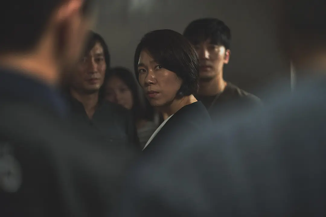 Netflix最新韓國驚悚片《牆外之音/84平方米》可太窒息了，把我都看焦慮了！