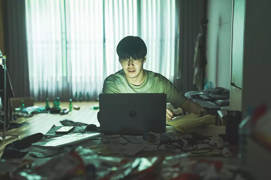 Netflix最新韩国惊悚片《墙外之音/84平方米》可太窒息了，把我都看焦虑了！