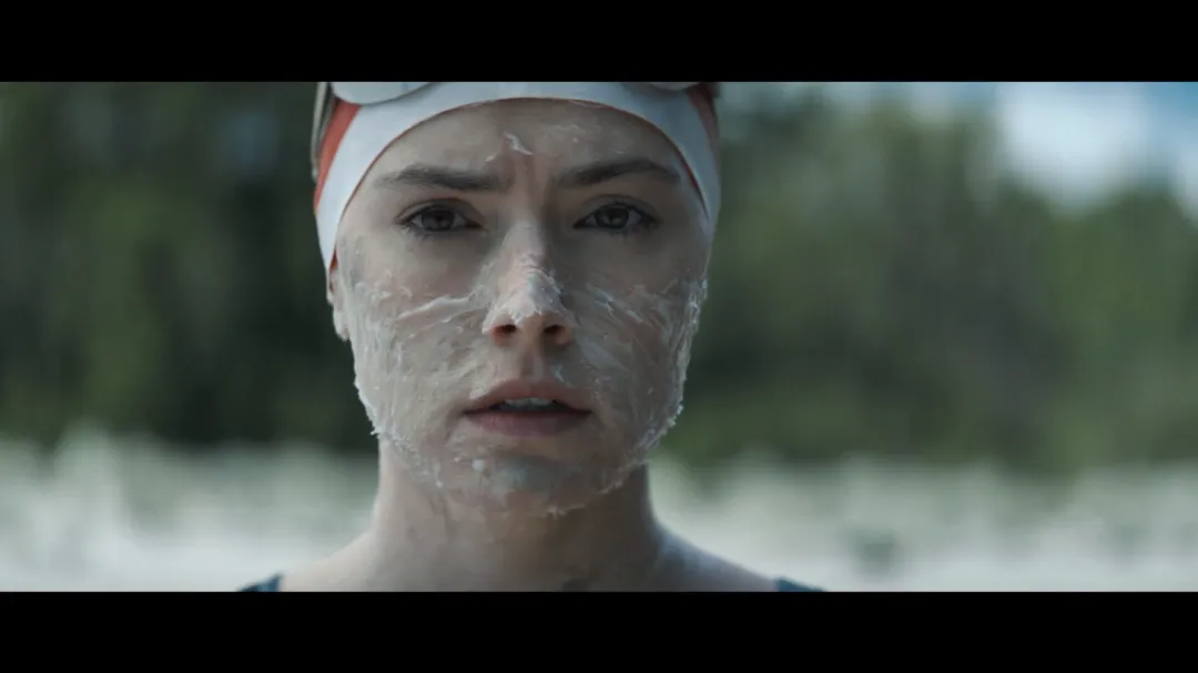 傳記《泳者之心/追浪少女》以史詩般的筆觸，講述了一段跨越時代的女性傳奇故事