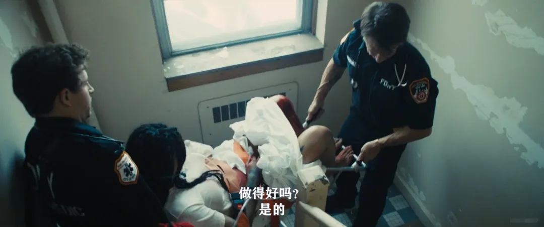 感官震撼！又一高能尺度新作《瀝青之城/Black Flies / 黑蠅》已上線！