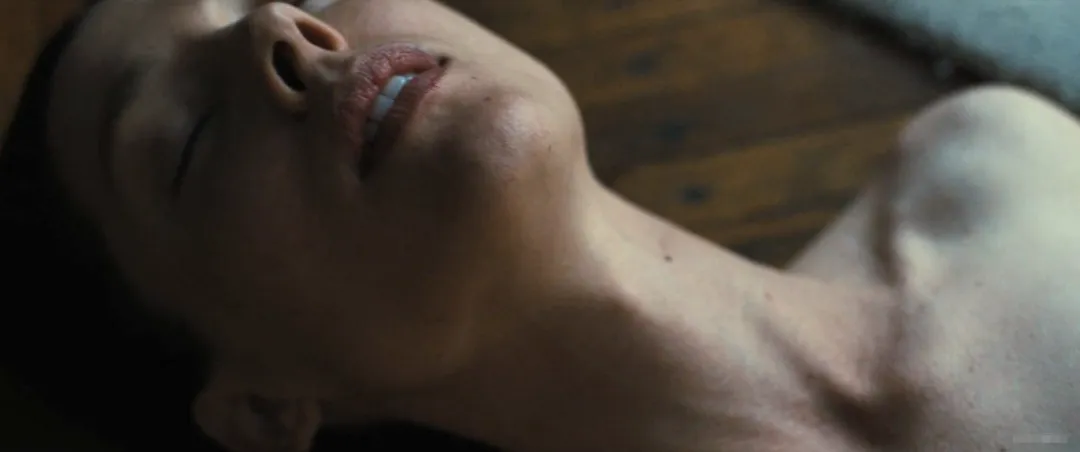 感官震撼！又一高能尺度新作《瀝青之城/Black Flies / 黑蠅》已上線！