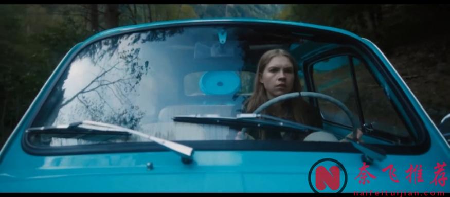 2025絕妙劇情！裝滿錢的箱子你撿還是不撿？