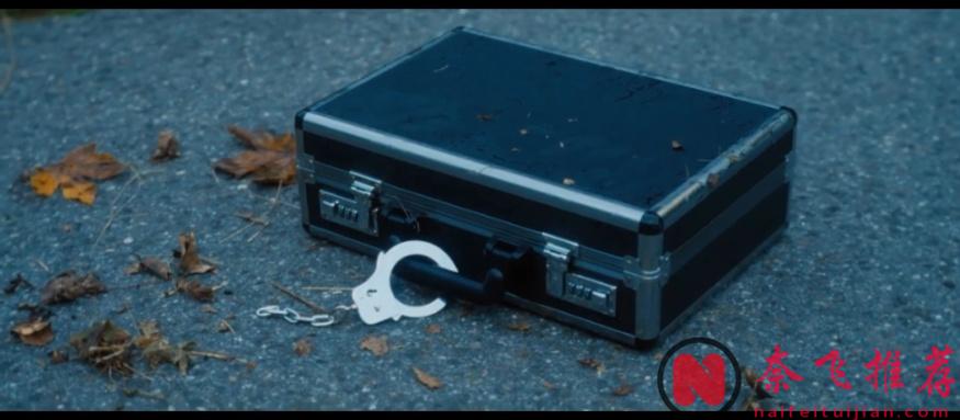 2025絕妙劇情！裝滿錢的箱子你撿還是不撿？