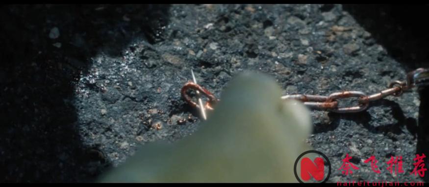 2025絕妙劇情！裝滿錢的箱子你撿還是不撿？