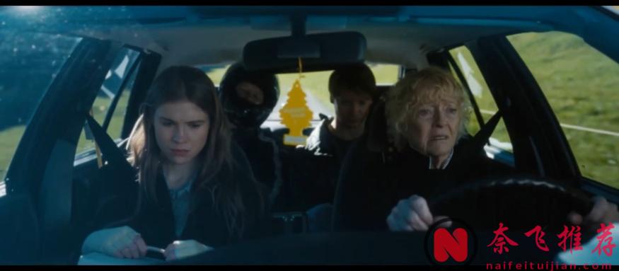 2025絕妙劇情！裝滿錢的箱子你撿還是不撿？