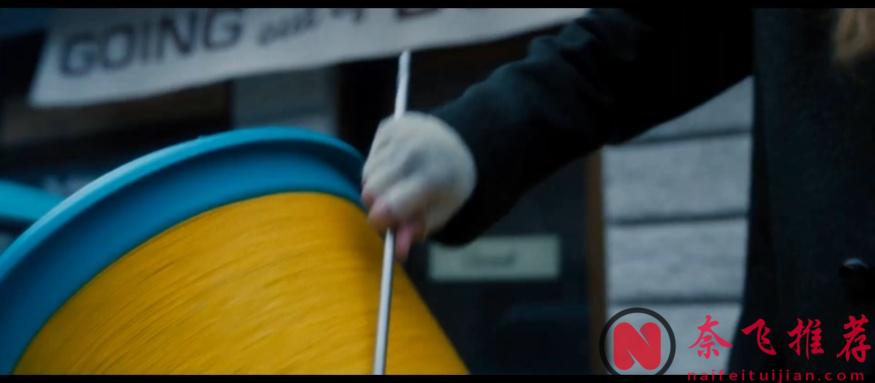 2025絕妙劇情！裝滿錢的箱子你撿還是不撿？