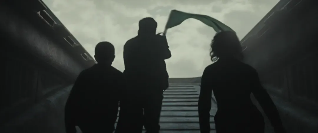 蘋果這末日求生神劇續集《末日地堡》第二季來了，進一步深入探索了筒倉的奧秘與人類的生存困境！