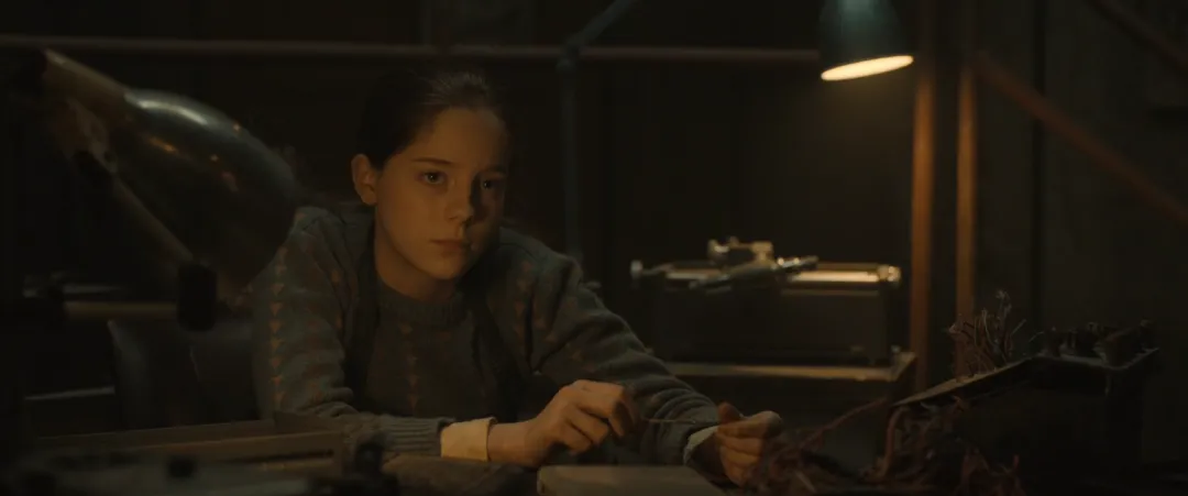 蘋果這末日求生神劇續集《末日地堡》第二季來了，進一步深入探索了筒倉的奧秘與人類的生存困境！