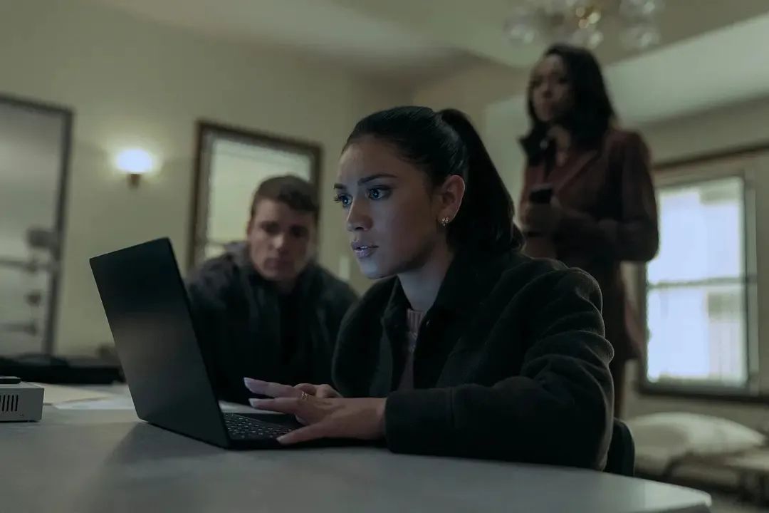 未播先續，Netflix又一部動作驚悚爽劇《暗夜情報員》火了！