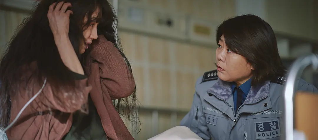 韩国复仇爽片《白色轿车里的女人/搭乘白色车的女人》，导演太敢拍了，看得惊心动魄