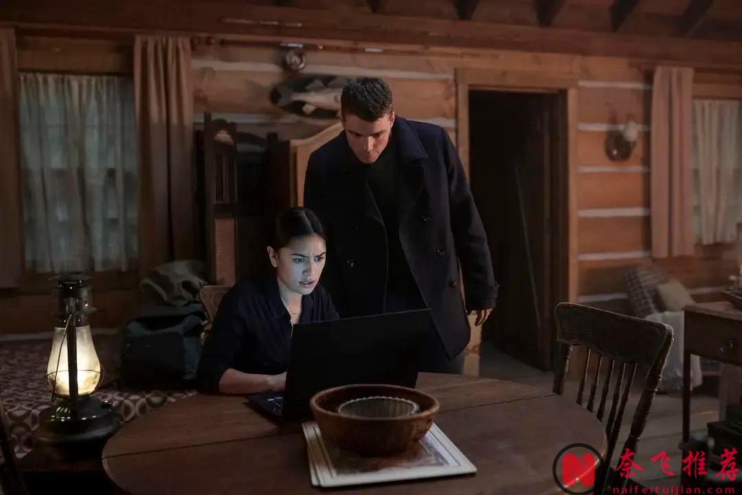 这部Netflix出品的炸裂美剧《​暗夜情报员/夜间探员》第二季终于回归了！