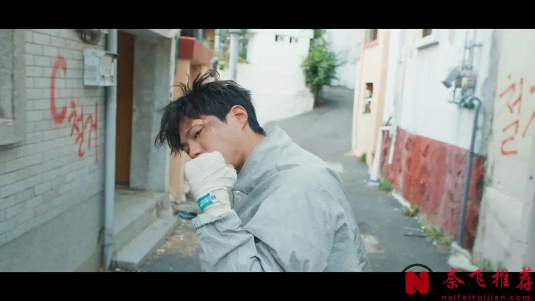 第一集就看得亢奋，这部韩剧《健将联盟》设定有趣，退役运动员化身警察打击犯罪