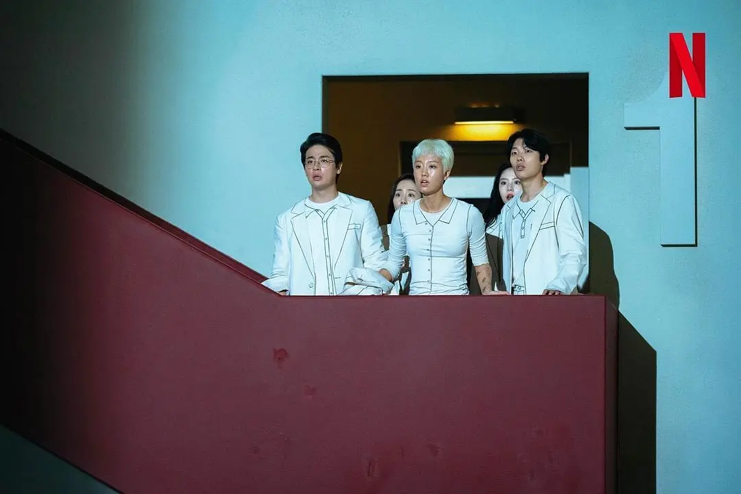 Netflix这部韩剧《第8个秀/第八个秀》太上头了，8个人8层楼的博弈