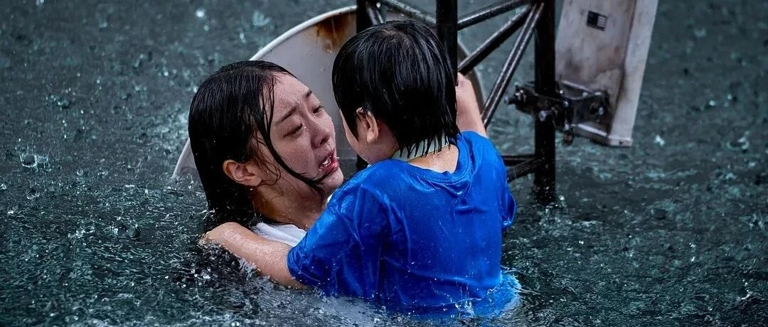 Netflix韩国片《巨洪》：金多美在两万多次轮回里学着当妈妈