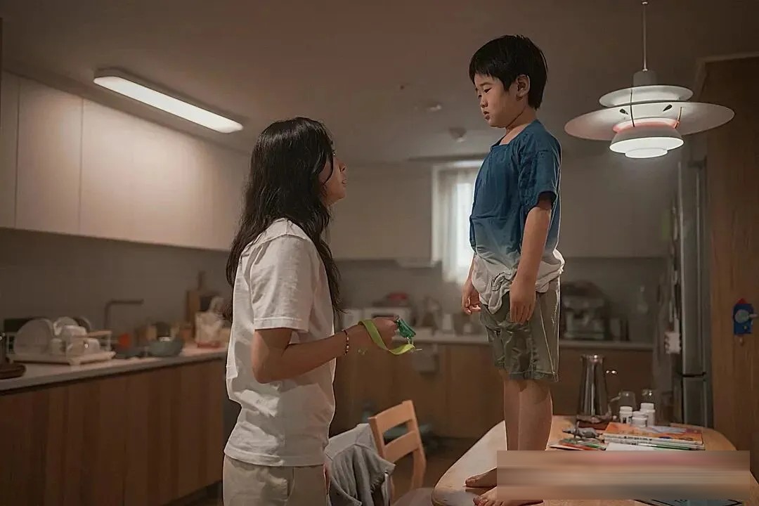Netflix韩国片《巨洪》：金多美在两万多次轮回里学着当妈妈