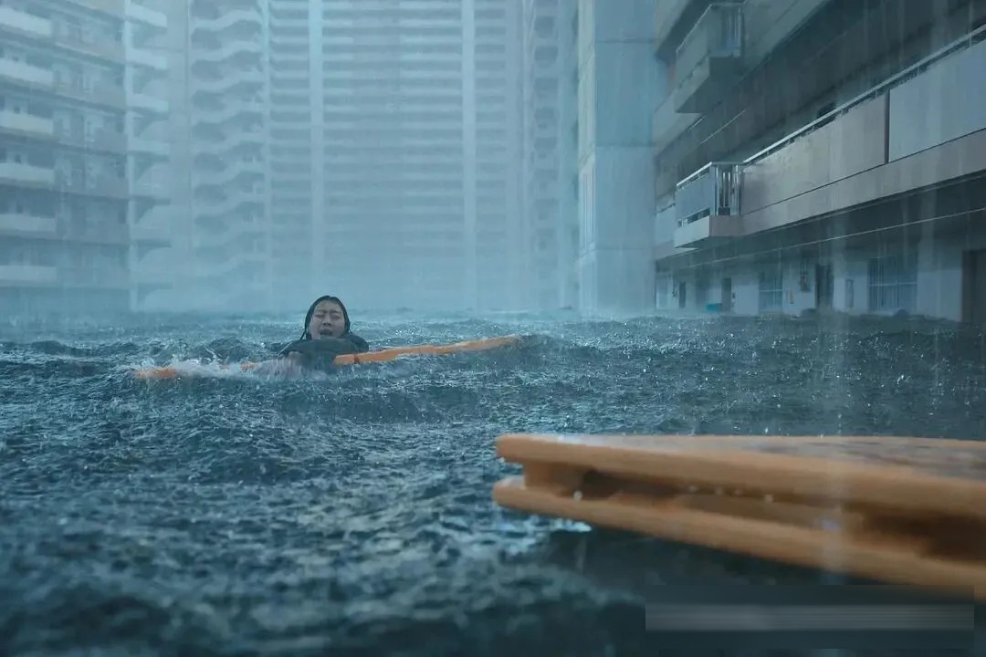 Netflix韩国片《巨洪》：金多美在两万多次轮回里学着当妈妈