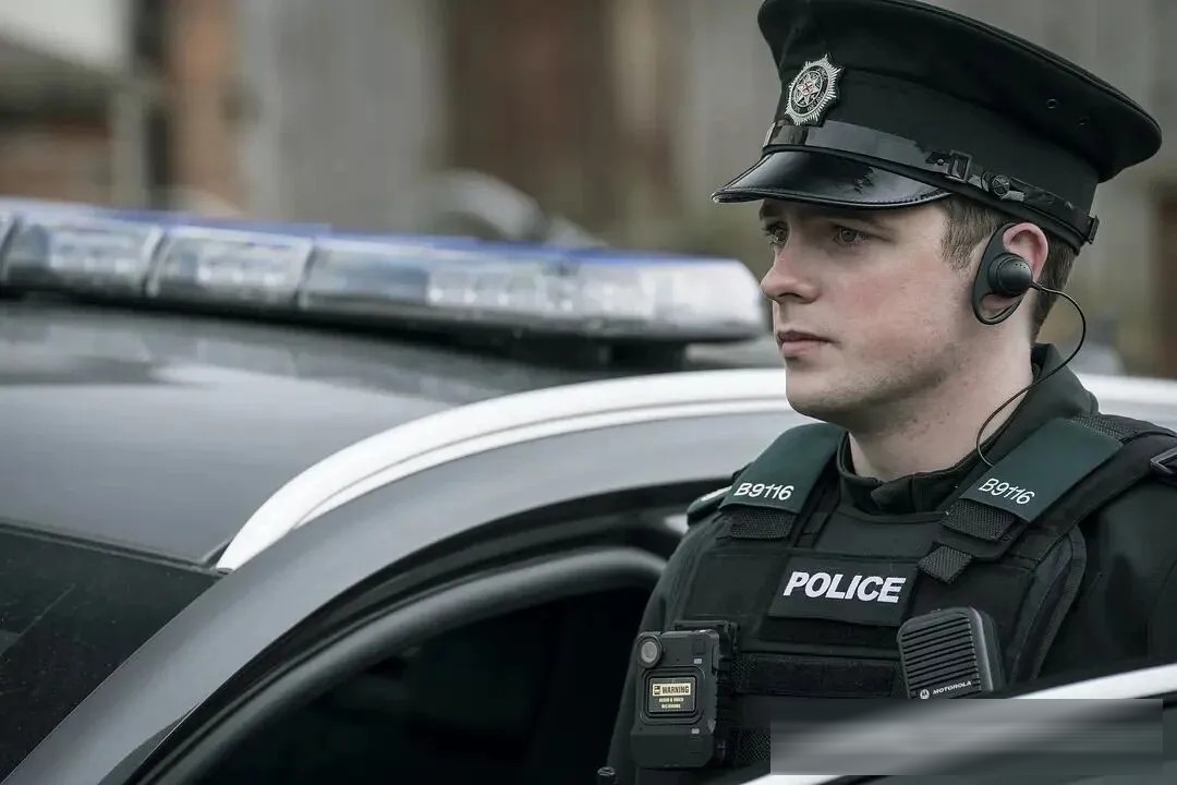 英剧《警之光/蓝光警报》：北爱尔兰的菜鸟片警，连日常巡逻都在赌命