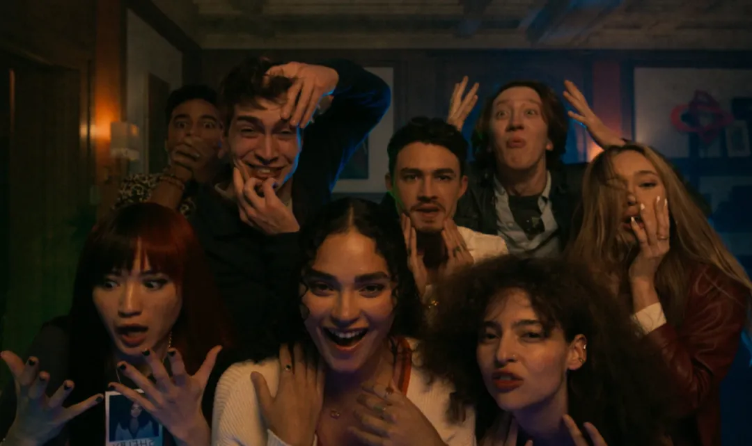 Netflix冷门佳作《开箱灵魂》有创意又烧脑，神婆让一群年轻人互换身体，满足了一些人的私欲！