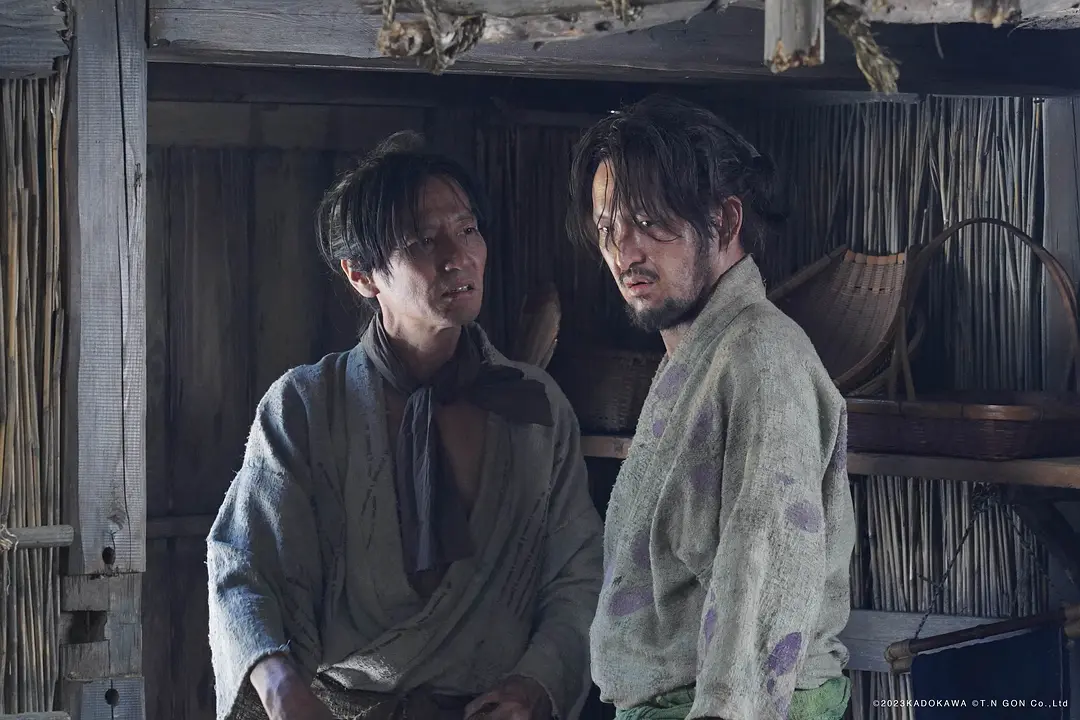 基情三角戀？這部北野武導演的全員男性大尺度新片《首/首級(港) 》，真的癲！