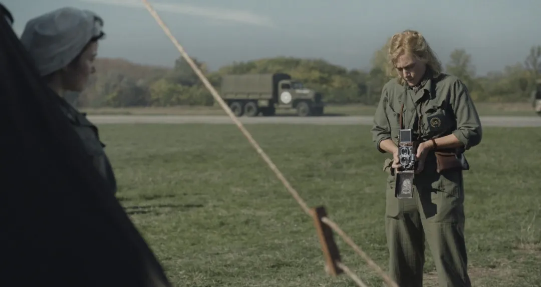 女神新片《李/李·米勒》！毕加索为她作画，在希特勒浴缸里洗澡！