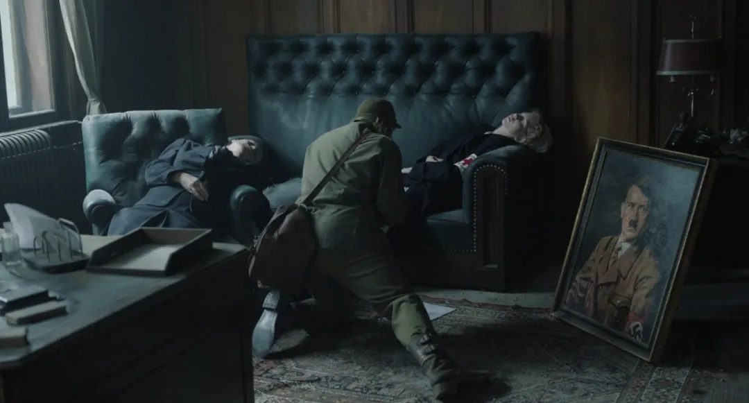 女神新片《李/李·米勒》！毕加索为她作画，在希特勒浴缸里洗澡！