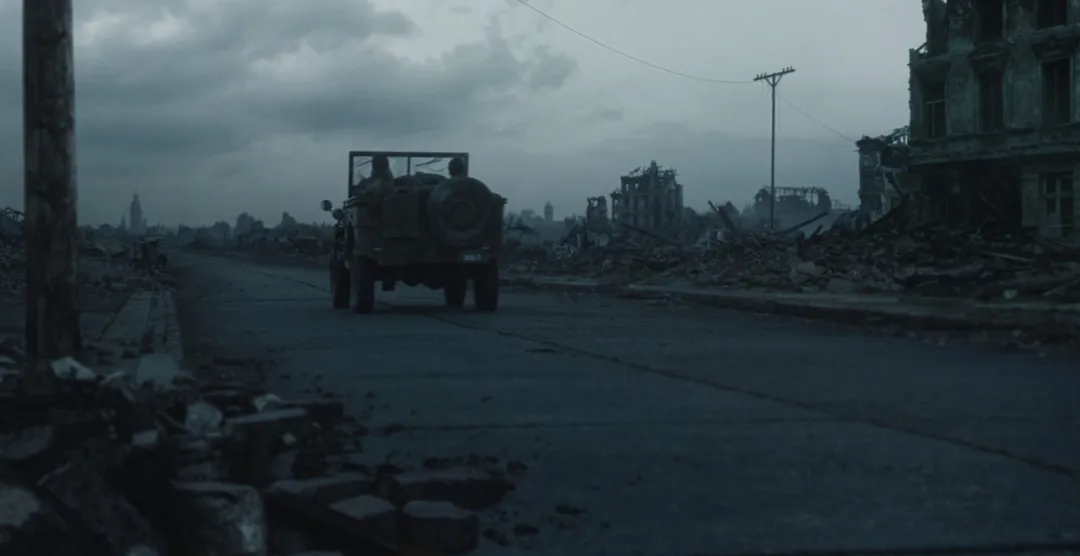 女神新片《李/李·米勒》！毕加索为她作画，在希特勒浴缸里洗澡！