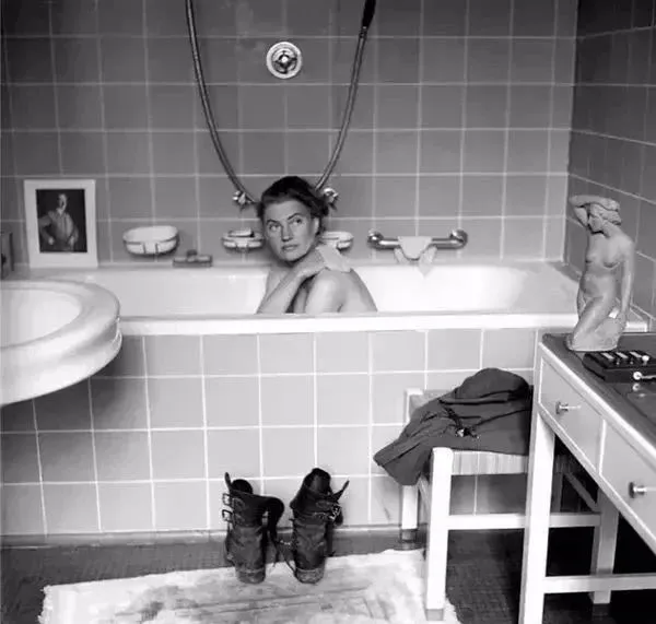 女神新片《李/李·米勒》！毕加索为她作画，在希特勒浴缸里洗澡！