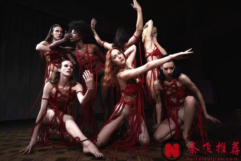 部影史最棒的恐怖片之一《阴风阵阵/窒息》用一场芭蕾舞学院的噩梦，拍出了女性最血腥的权力斗争...