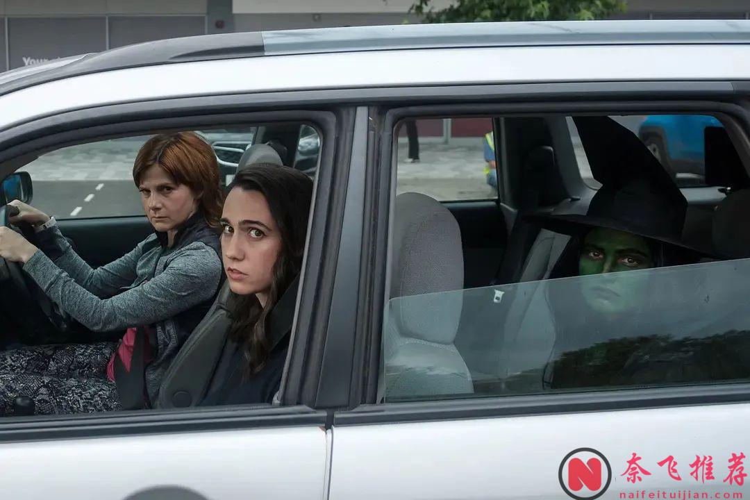 這部《如此勇敢的女孩》又搞笑又喪的英劇，告訴我們姐妹之間的關係經得住考驗