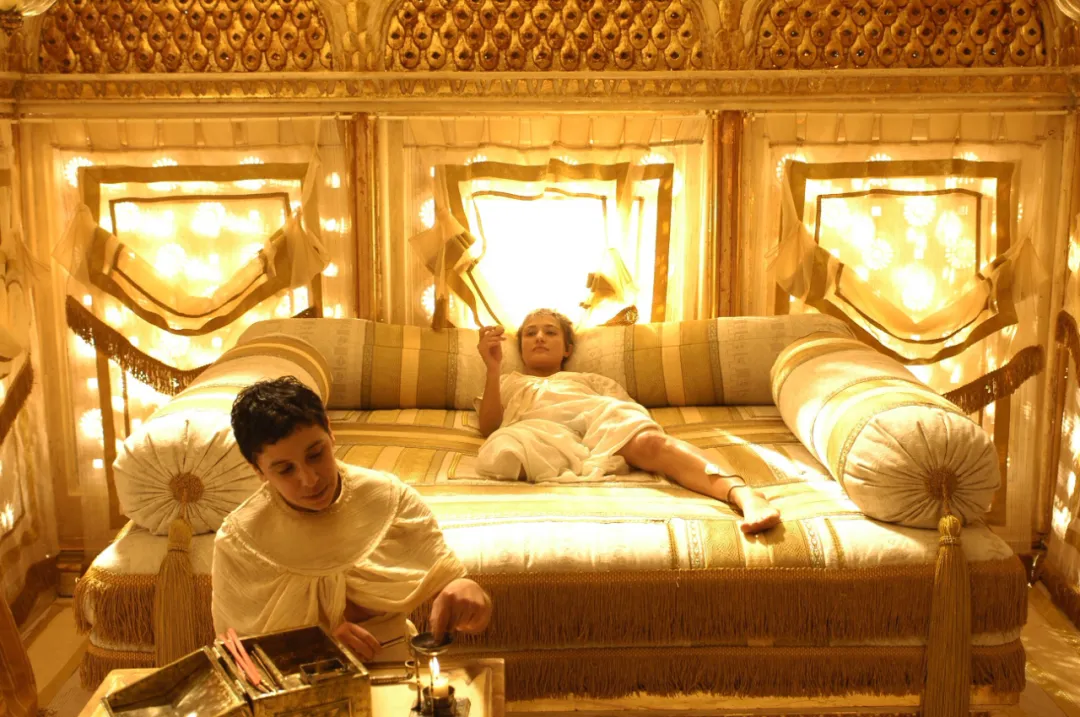 可以媲美《斯巴达克斯》的美剧，那必须是《罗马》！