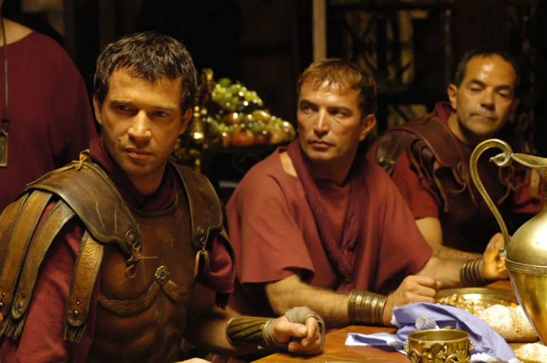 可以媲美《斯巴达克斯》的美剧，那必须是《罗马》！