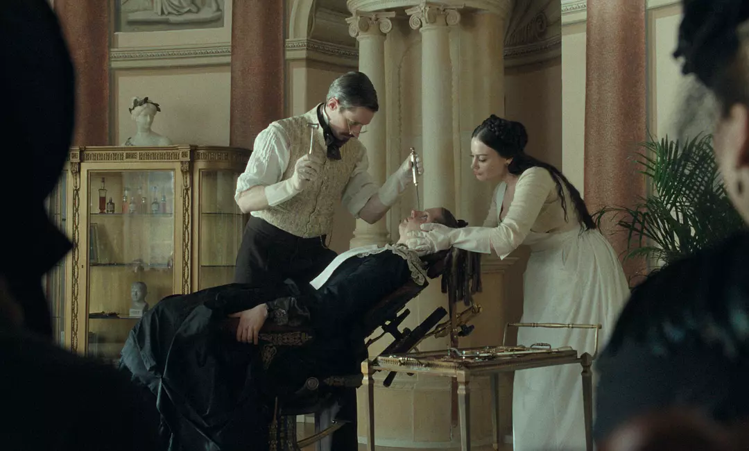 女人爲了變美能付出怎樣的代價，重口味血腥十足的北歐神片《醜陋的繼姐》告訴你！