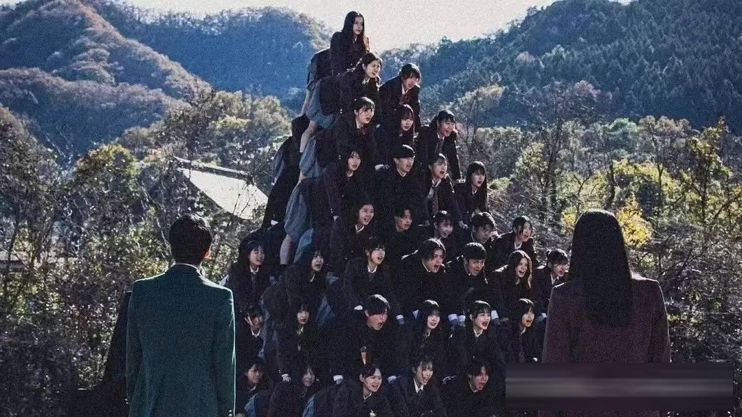 《新集体/高校人形金字塔》：当叠罗汉成为无法拒绝的集体仪式