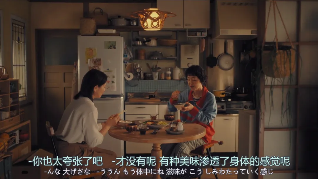 日劇《住宅區的兩人》全球劇集榜TOP1，講述了兩個單身女性互助養老故事的