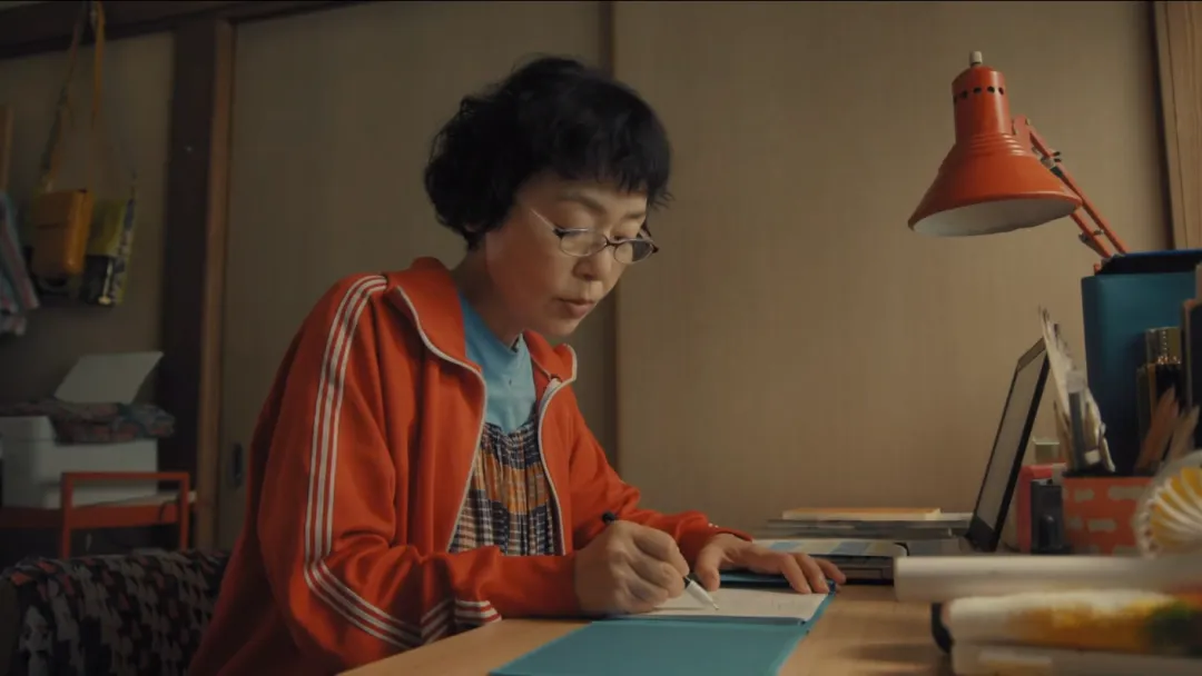 日劇《住宅區的兩人》全球劇集榜TOP1，講述了兩個單身女性互助養老故事的