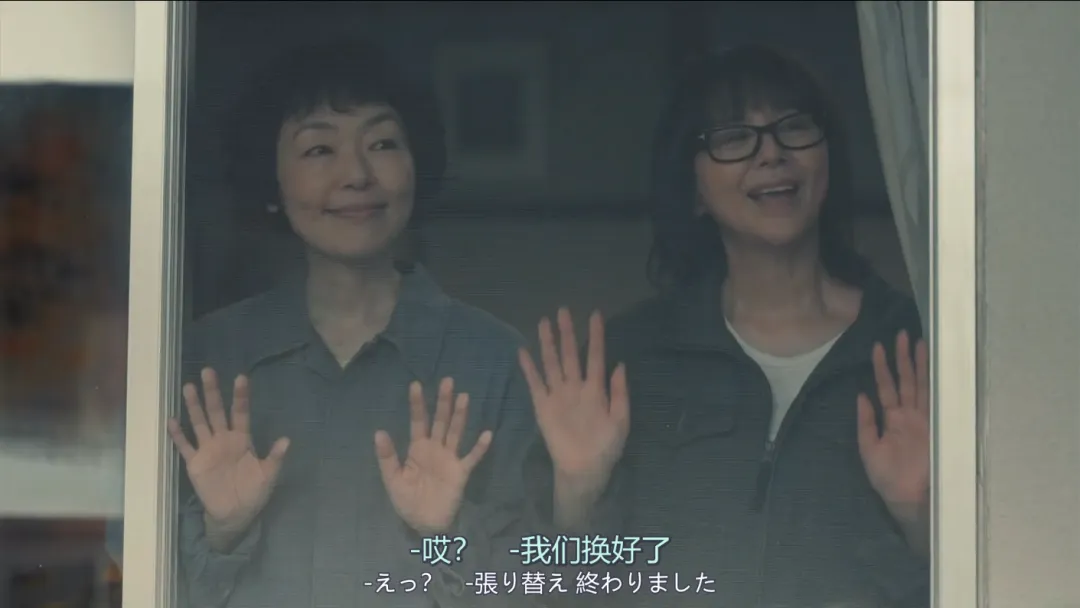 日劇《住宅區的兩人》全球劇集榜TOP1，講述了兩個單身女性互助養老故事的