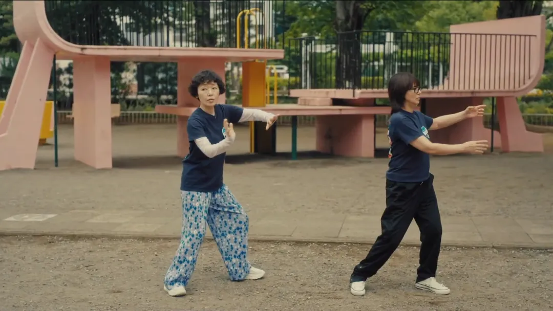 日劇《住宅區的兩人》全球劇集榜TOP1，講述了兩個單身女性互助養老故事的