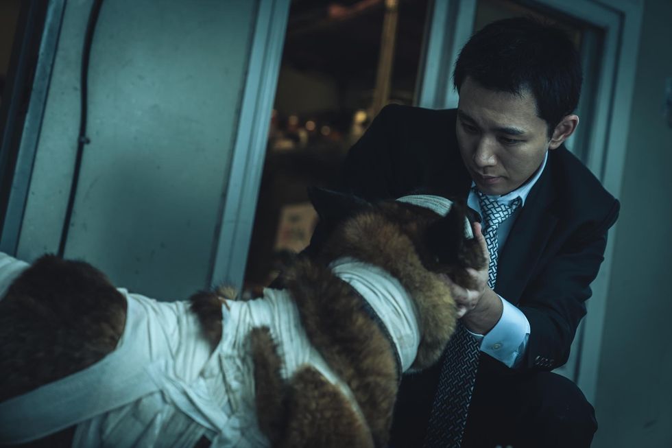 Netflix犯罪动作片《毒战》8看点！韩孝周扮「残忍反派」耍大刀凶狠开打，与赵震雄、车胜元引爆激烈血战