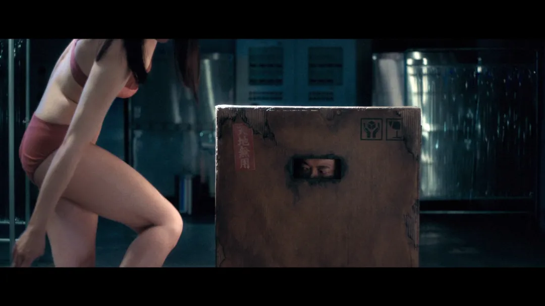 尺度獵奇新作《箱男》，島國的電影永遠那麼奇葩！