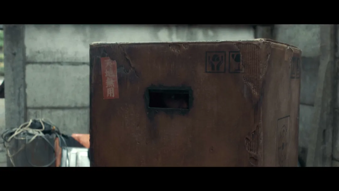 尺度獵奇新作《箱男》，島國的電影永遠那麼奇葩！