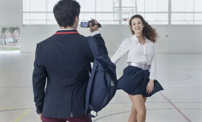 颜值与肉体「齐飞」，Netflix这部大尺度剧看的人脸红心跳