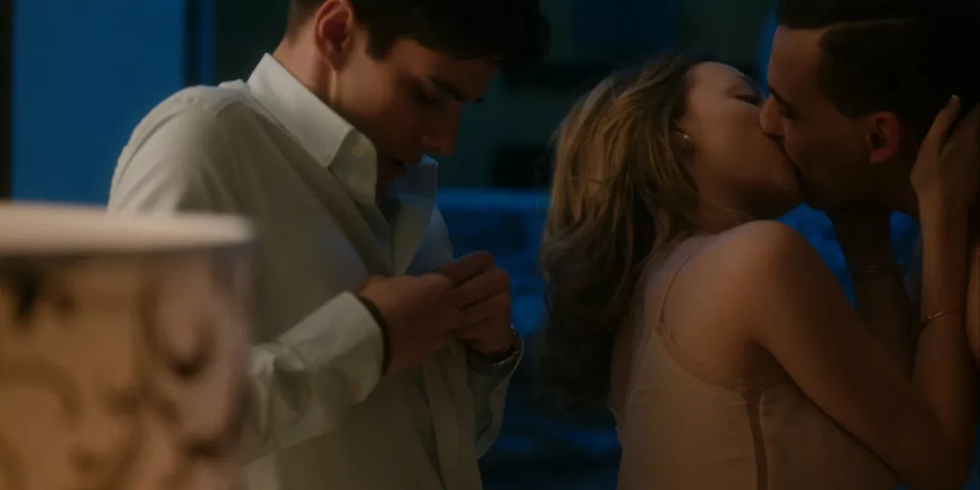 颜值与肉体「齐飞」，Netflix这部大尺度剧看的人脸红心跳