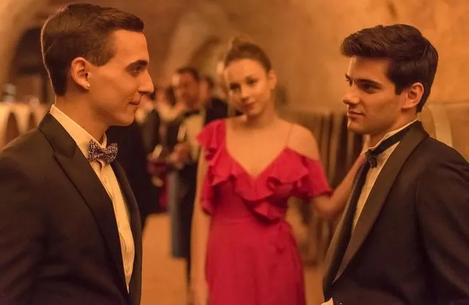 颜值与肉体「齐飞」，Netflix这部大尺度剧看的人脸红心跳