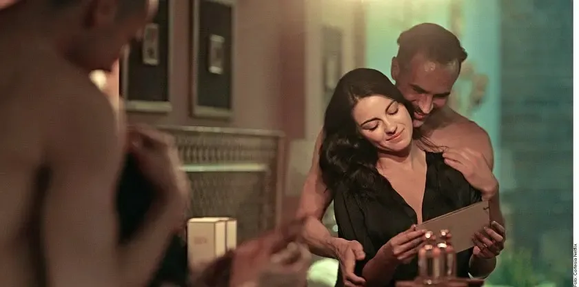 面對八塊腹肌，母女雙雙淪陷，Netflix限制級劇《黑暗的慾望/暗欲/黯欲橫流》真生猛！