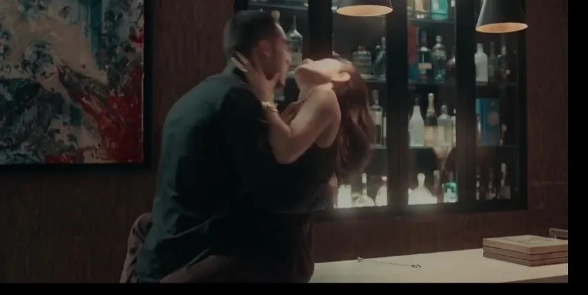 面對八塊腹肌，母女雙雙淪陷，Netflix限制級劇《黑暗的慾望/暗欲/黯欲橫流》真生猛！