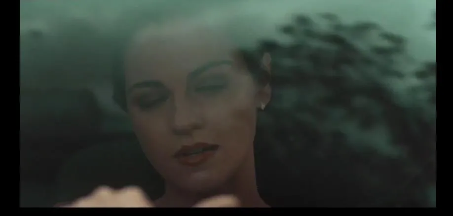 面對八塊腹肌，母女雙雙淪陷，Netflix限制級劇《黑暗的慾望/暗欲/黯欲橫流》真生猛！