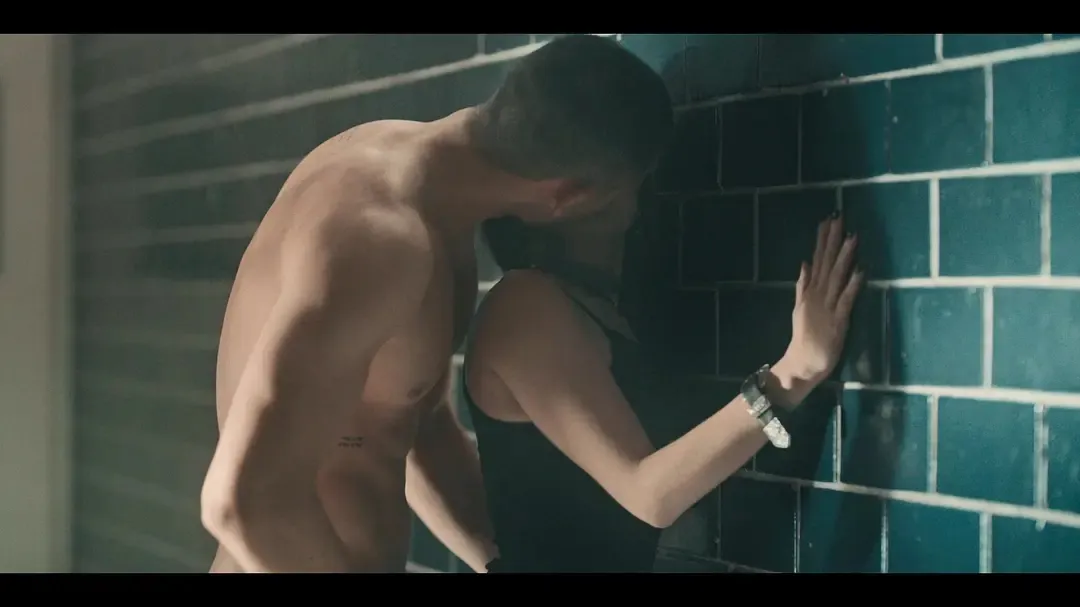 面對八塊腹肌，母女雙雙淪陷，Netflix限制級劇《黑暗的慾望/暗欲/黯欲橫流》真生猛！