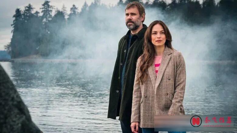 躲进一座小镇，这部 Netflix 新剧《​谋杀小镇/小镇杀机》把凶案拍出了温泉感